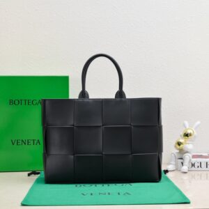 ボッテガヴェネタトートバッグ(小四コマ)がついに発売!BV9898