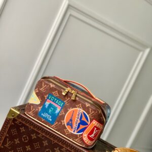 【M14744旅行ステッカーが印象的☆】LV トイレタリー バッグ ポーチ☆免税品質