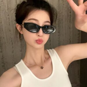 大人気 MIUMIU(ミュウミュウ) ロゴサングラス　ブラックMU01ZSS